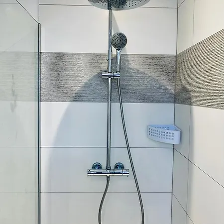 100% Renovated - Quiet Apartmán